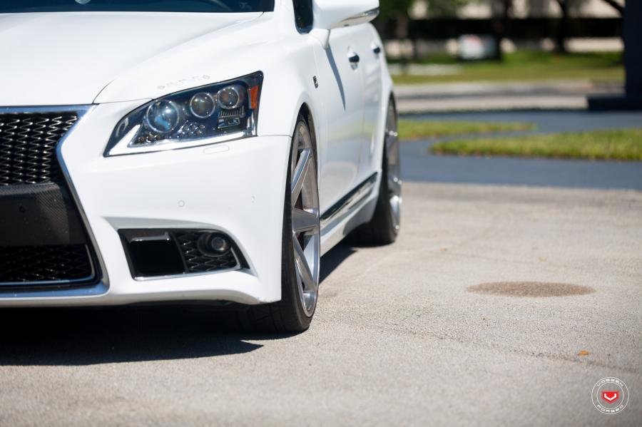 Детали экстерьера Lexus LS460 on Vossen Wheels (CG-207) 2017 года  (фото 13 из 35)